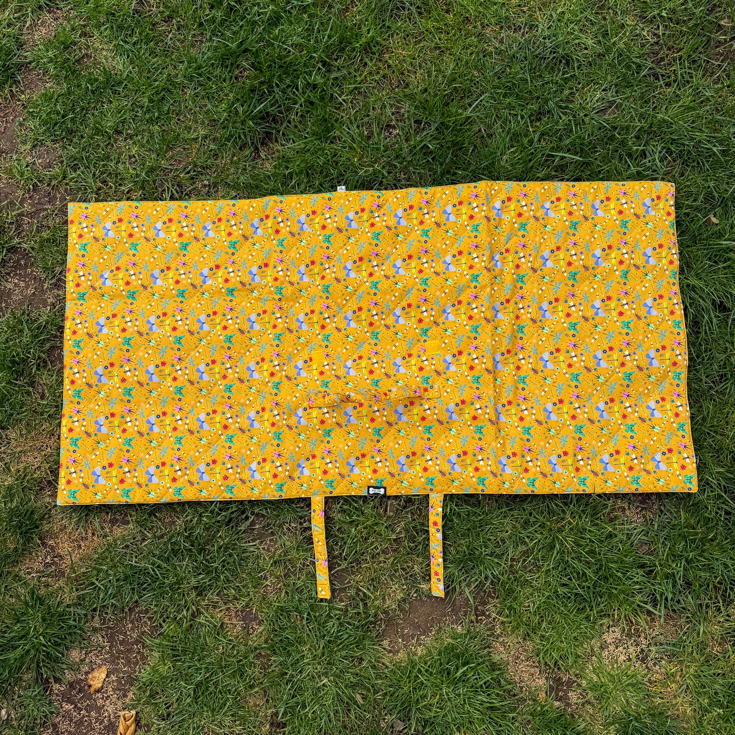 Summer Buzzin' Dog Settle Mat – Lightweight, Waterproof & Travel-Friendly