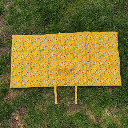 Summer Buzzin' Dog Settle Mat – Lightweight, Waterproof & Travel-Friendly